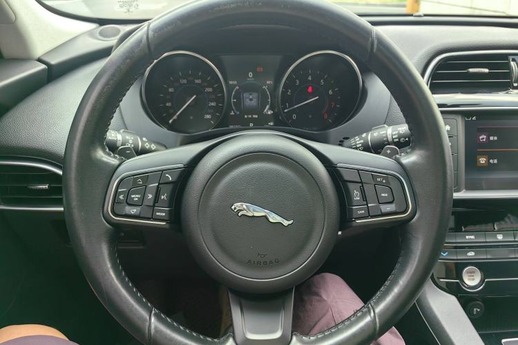 Used Jaguar F-PACE 2016 2.0T Two-Wheel Drive Urban Luxury Edition Interior 3