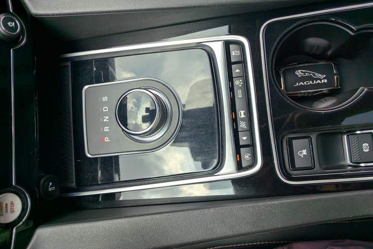Used Jaguar F-PACE 2016 2.0T Two-Wheel Drive Urban Luxury Edition Interior 5