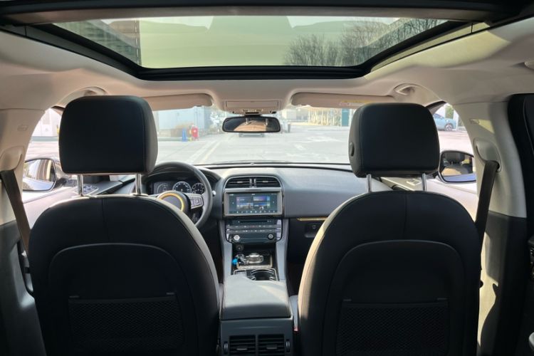 Used Jaguar F-PACE 2016 2.0T Two-Wheel Drive Urban Luxury Edition Interior 6