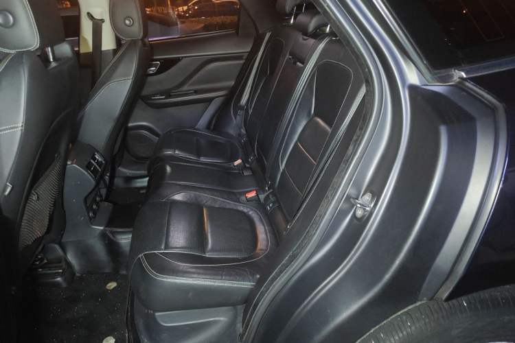 Used Jaguar F-PACE 2016 2.0T Two-Wheel-Drive R-Sport Sport Edition Left Rear Seat