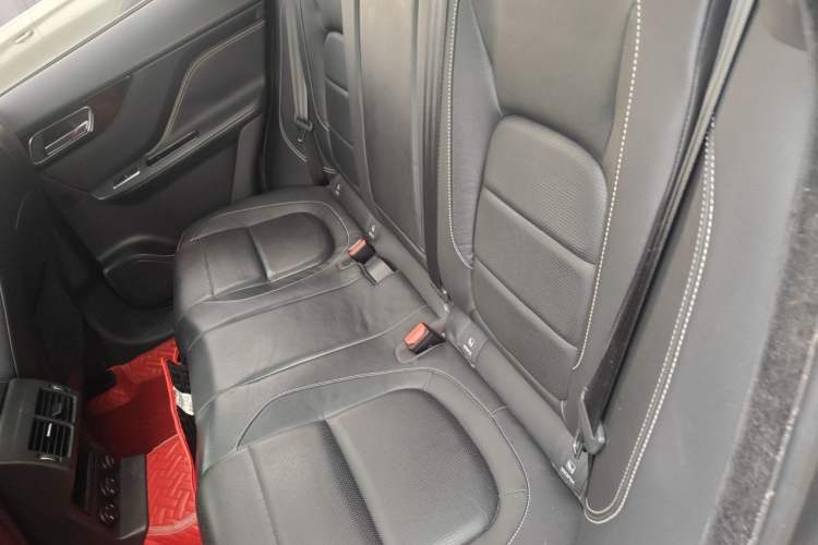 Used Jaguar F-PACE 2016 2.0T Two-Wheel-Drive R-Sport Sport Edition Left Rear Seat