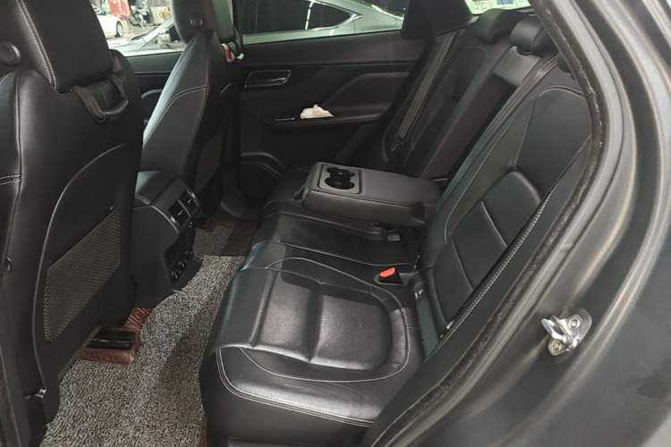 Used Jaguar F-PACE 2016 2.0T Two-Wheel-Drive R-Sport Sport Edition Left Rear Seat