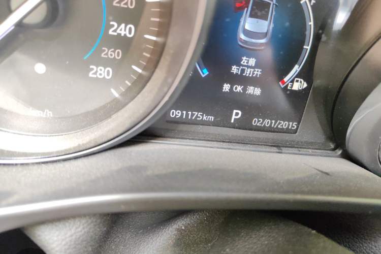 Used Jaguar F-PACE 2016 2.0T Two-Wheel Drive Urban Luxury Edition Odometer Close Up