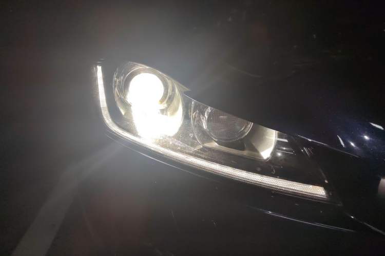 Used Jaguar F-PACE 2016 2.0T Two-Wheel Drive Urban Luxury Edition Right Front Headlight