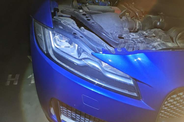 Used Jaguar F-PACE 2016 3.0 SC Four-Wheel Drive S High-Performance First-Edition Limited Model Right Front Headlight