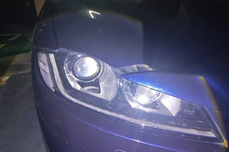 Used Jaguar F-PACE 2016 2.0T Two-Wheel Drive Urban Luxury Edition Right Front Headlight