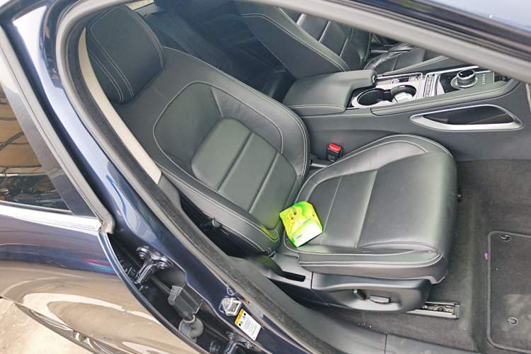 Used Jaguar F-PACE 2016 2.0T Two-Wheel-Drive R-Sport Sport Edition Right Front Seat