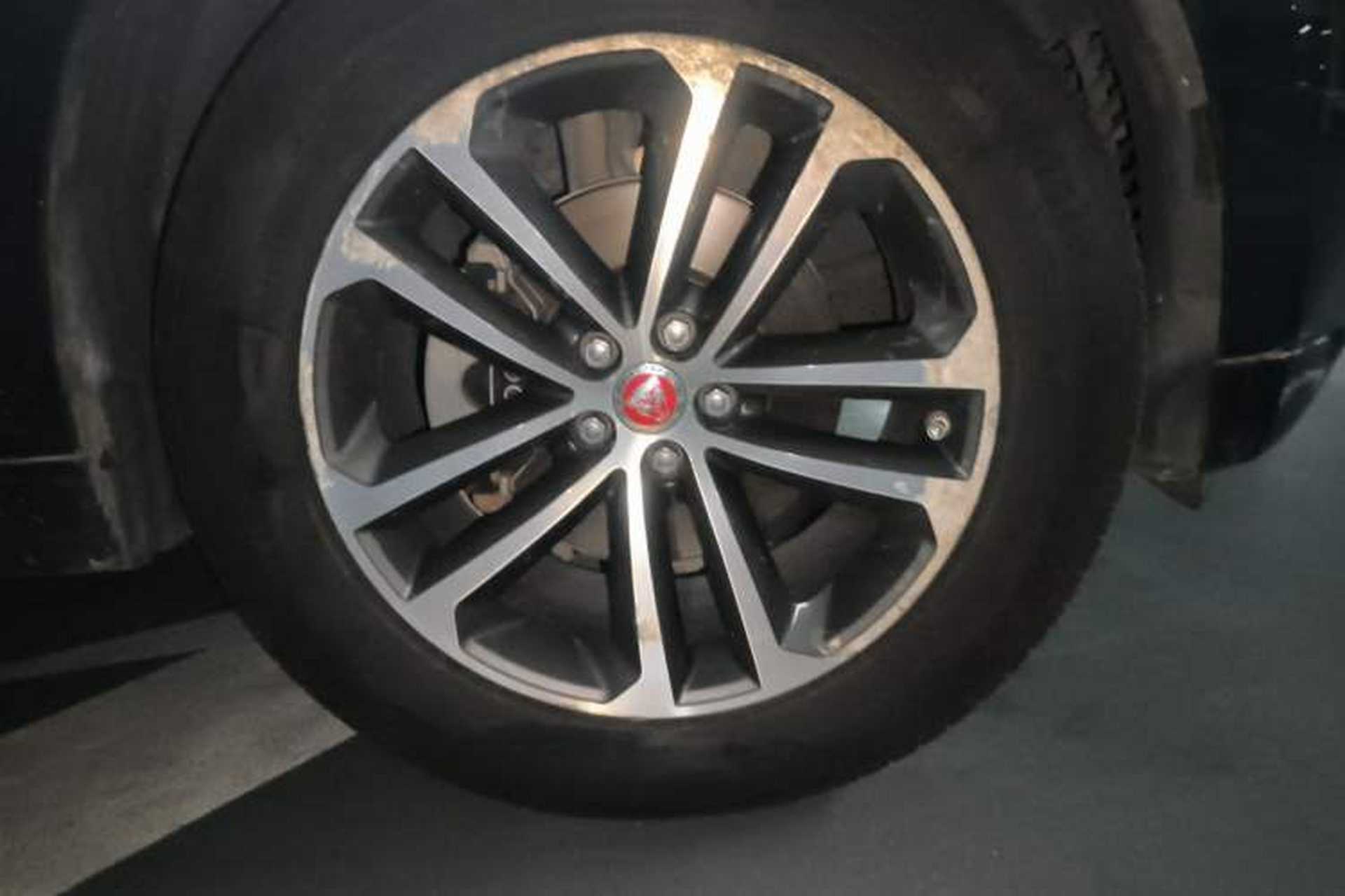 Used Jaguar F-PACE 2016 2.0T Two-Wheel-Drive R-Sport Sport Edition Right Front Wheel Hub