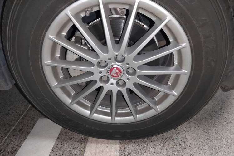 Used Jaguar F-PACE 2016 2.0T Two-Wheel Drive Urban Luxury Edition Right Front Wheel Hub