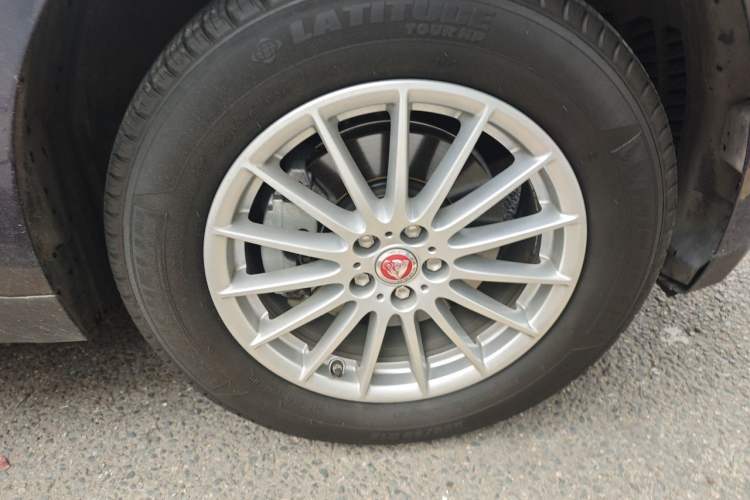 Used Jaguar F-PACE 2016 2.0T Two-Wheel Drive Urban Luxury Edition Right Front Wheel Hub