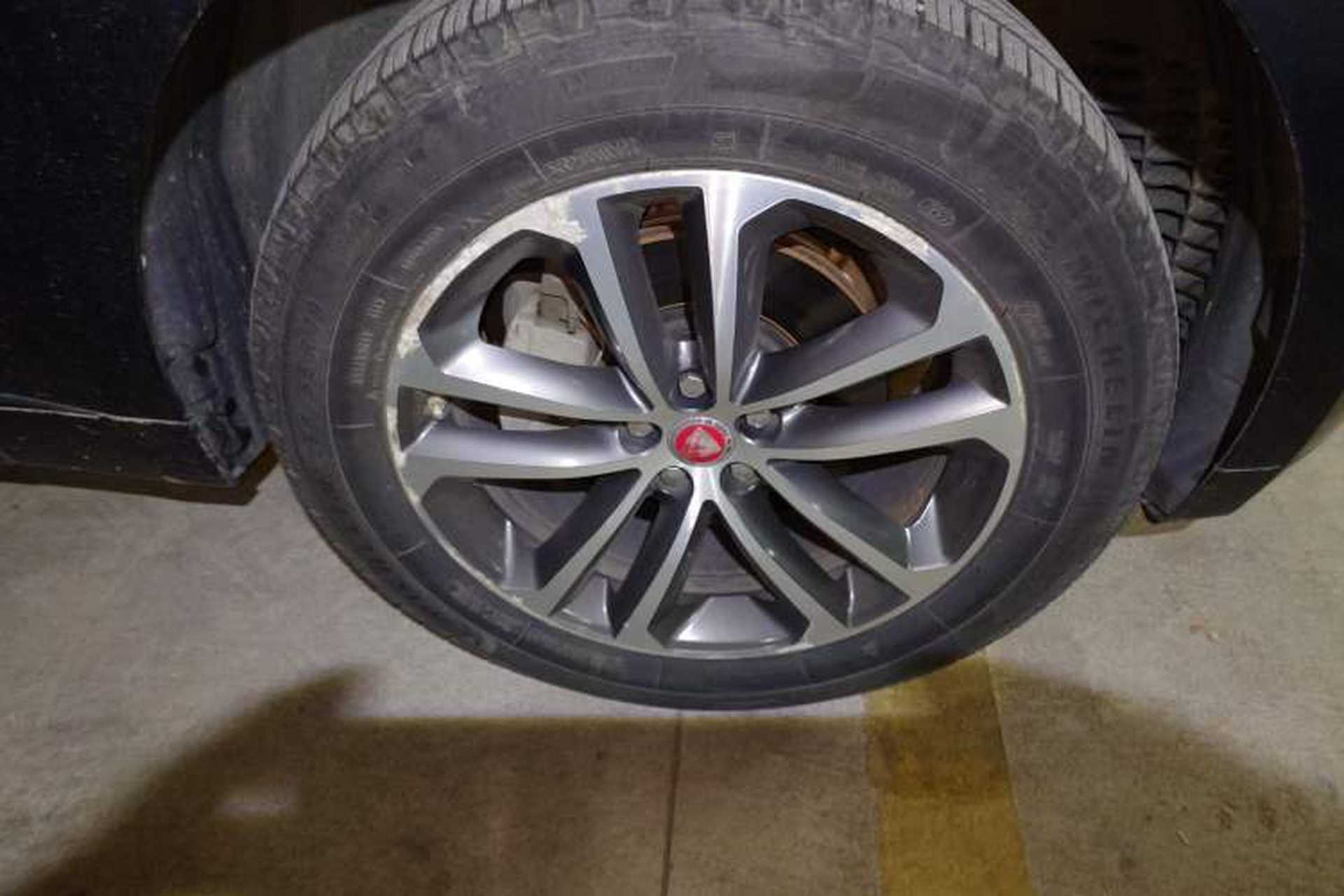 Used Jaguar F-PACE 2016 2.0T Two-Wheel-Drive R-Sport Sport Edition Right Front Wheel Hub