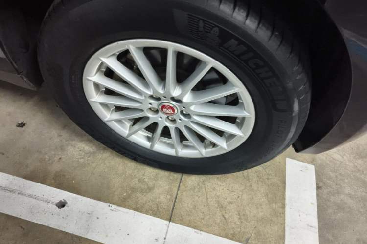 Used Jaguar F-PACE 2016 2.0T Two-Wheel Drive Urban Luxury Edition Right Front Wheel Hub