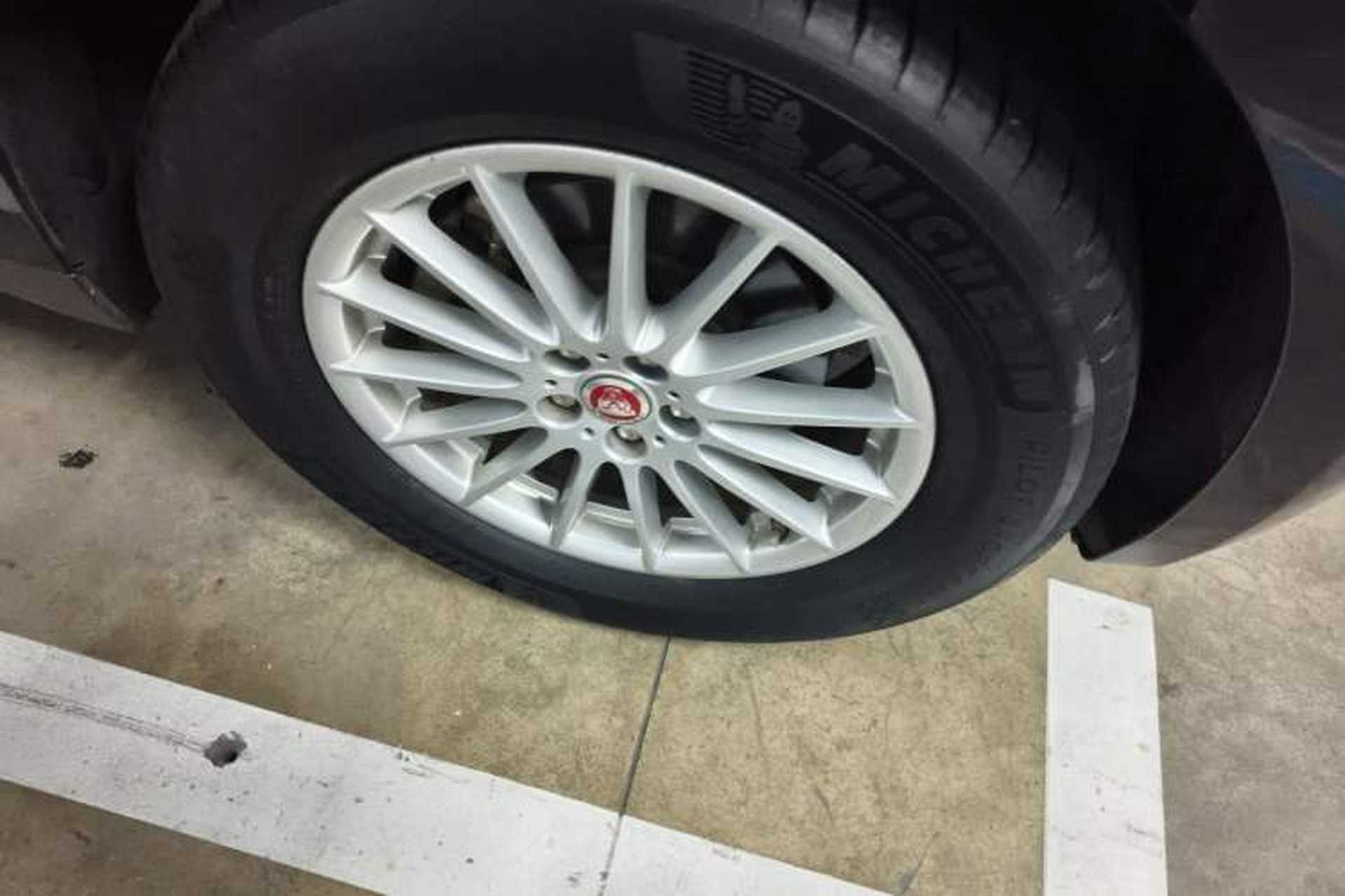 Used Jaguar F-PACE 2016 2.0T Two-Wheel Drive Urban Luxury Edition Right Front Wheel Hub