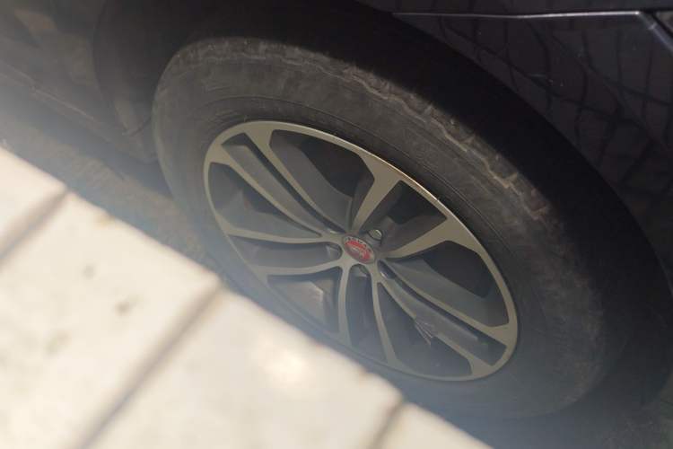 Used Jaguar F-PACE 2016 3.0 SC Four-Wheel Drive R-Sport Sport Edition Right Front Wheel Hub