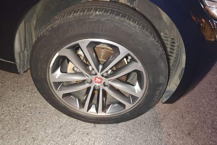 Used Jaguar F-PACE 2016 2.0T Two-Wheel-Drive R-Sport Sport Edition Right Front Wheel Hub