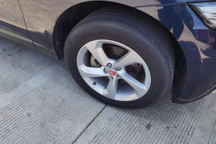 Used Jaguar F-PACE 2016 2.0T Two-Wheel-Drive R-Sport Sport Edition Right Front Wheel Hub