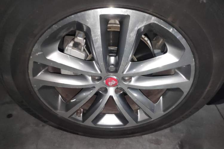 Used Jaguar F-PACE 2016 2.0T Two-Wheel-Drive R-Sport Sport Edition Right Front Wheel Hub