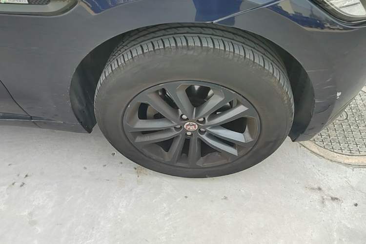 Used Jaguar F-PACE  Right Front Wheel Hub