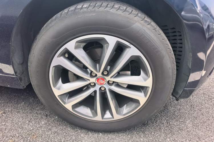 Used Jaguar F-PACE 2016 2.0T Two-Wheel-Drive R-Sport Sport Edition Right Front Wheel Hub