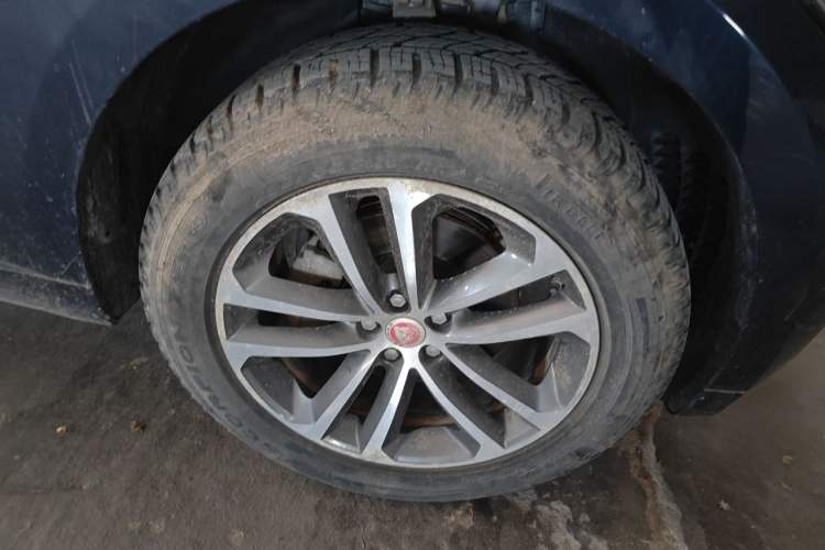 Used Jaguar F-PACE 2016 2.0T Two-Wheel-Drive R-Sport Sport Edition Right Front Wheel Hub