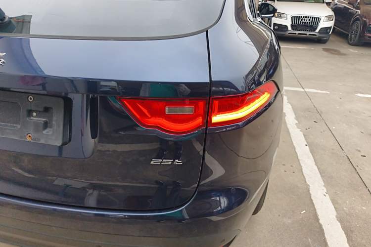 Used Jaguar F-PACE 2016 2.0T Two-Wheel-Drive R-Sport Sport Edition Right Rear Taillight