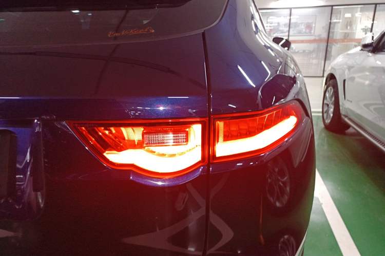 Used Jaguar F-PACE 2016 2.0T Two-Wheel-Drive R-Sport Sport Edition Right Rear Taillight