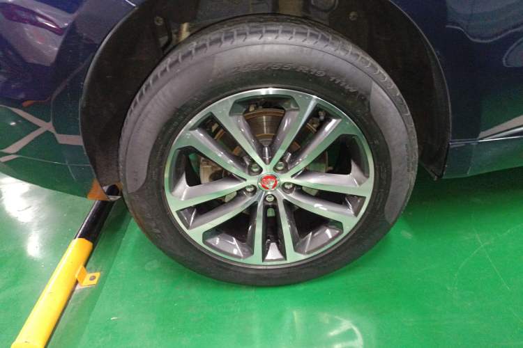 Used Jaguar F-PACE 2016 2.0T Two-Wheel-Drive R-Sport Sport Edition Right Rear Wheel Hub