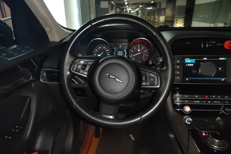 Used Jaguar F-PACE 2016 2.0T Two-Wheel Drive Urban Luxury Edition Steering Wheel