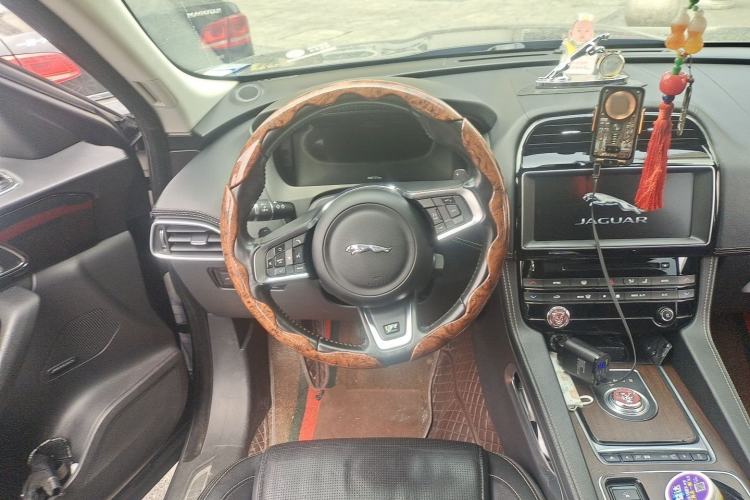 Used Jaguar F-PACE 2016 3.0 SC Four-Wheel Drive R-Sport Sport Edition Steering Wheel
