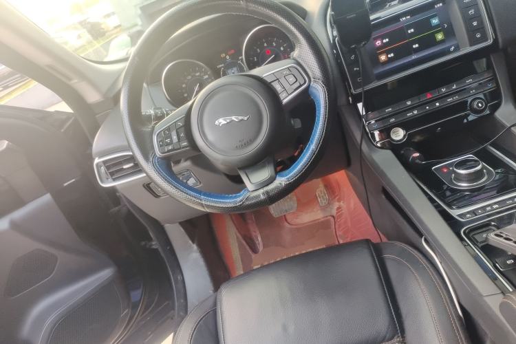 Used Jaguar F-PACE 2016 2.0T Two-Wheel Drive Urban Luxury Edition Steering Wheel