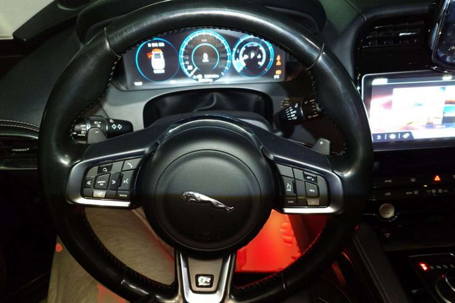Used Jaguar F-PACE 2016 2.0T Two-Wheel-Drive R-Sport Sport Edition Steering Wheel