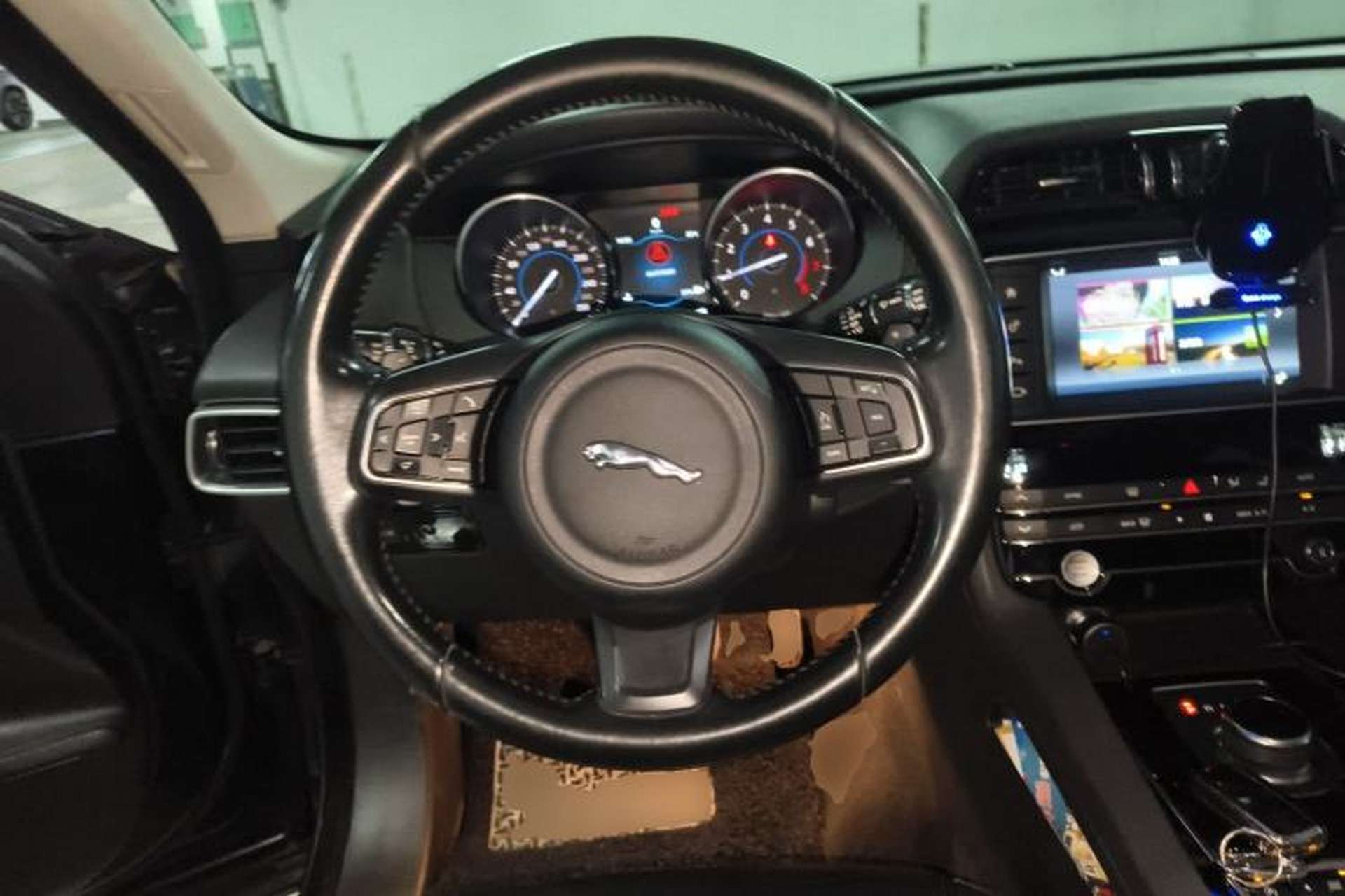 Used Jaguar F-PACE 2016 2.0T Two-Wheel Drive Urban Luxury Edition Steering Wheel