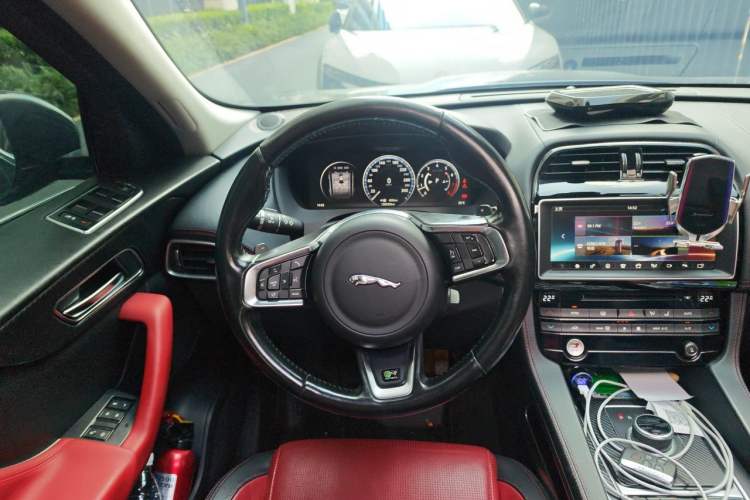 Used Jaguar F-PACE 2016 2.0T Two-Wheel-Drive R-Sport Sport Edition Steering Wheel