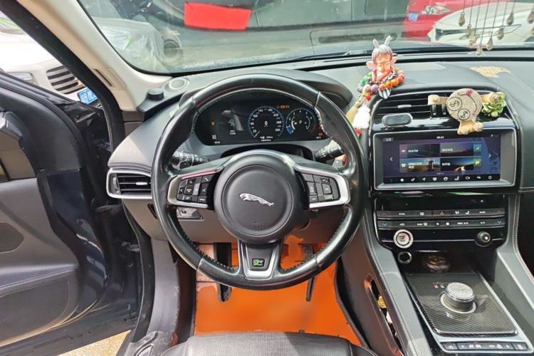 Used Jaguar F-PACE 2016 2.0T Two-Wheel-Drive R-Sport Sport Edition Steering Wheel