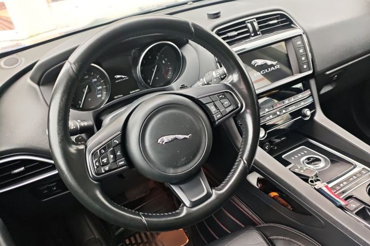 Used Jaguar F-PACE 2016 2.0T Two-Wheel Drive Urban Luxury Edition Steering Wheel