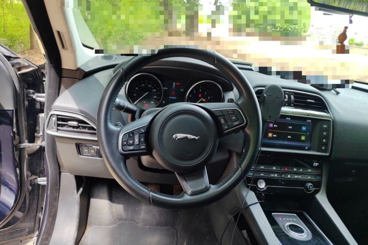 Used Jaguar F-PACE 2016 2.0T Two-Wheel Drive Urban Luxury Edition Steering Wheel