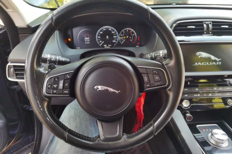 Used Jaguar F-PACE 2016 2.0T Two-Wheel-Drive R-Sport Sport Edition Steering Wheel