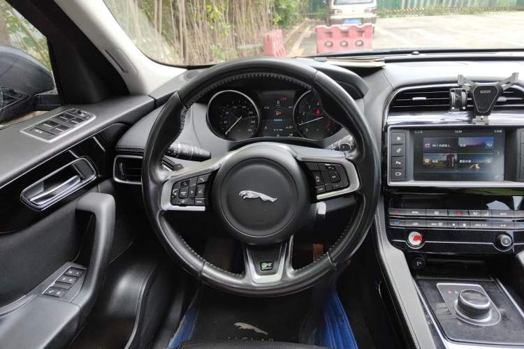 Used Jaguar F-PACE 2016 3.0 SC Four-Wheel Drive R-Sport Sport Edition Steering Wheel