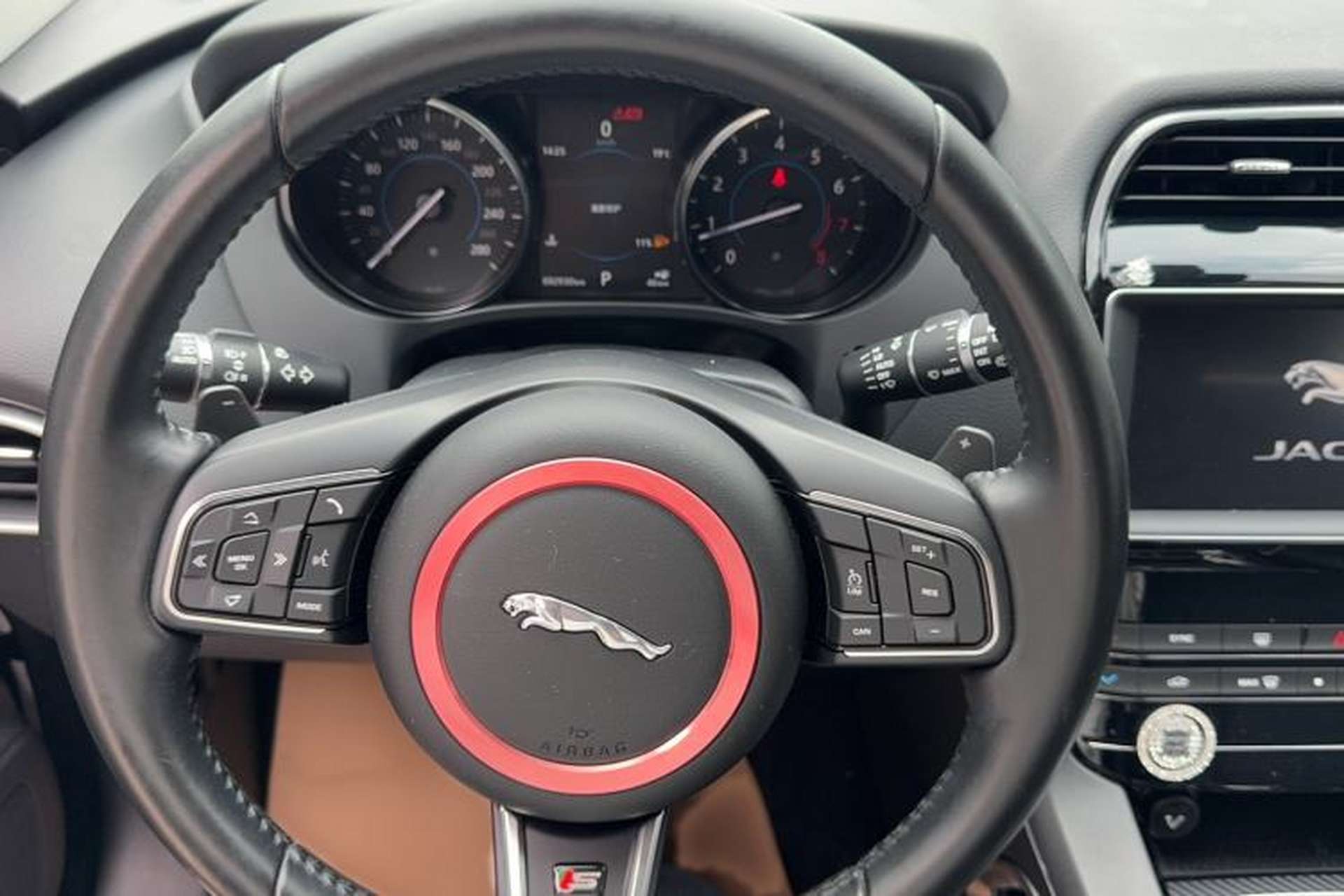 Used Jaguar F-PACE 2016 2.0T Two-Wheel Drive Urban Luxury Edition Steering Wheel