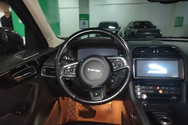 Used Jaguar F-PACE 2016 2.0T Two-Wheel-Drive R-Sport Sport Edition Steering Wheel