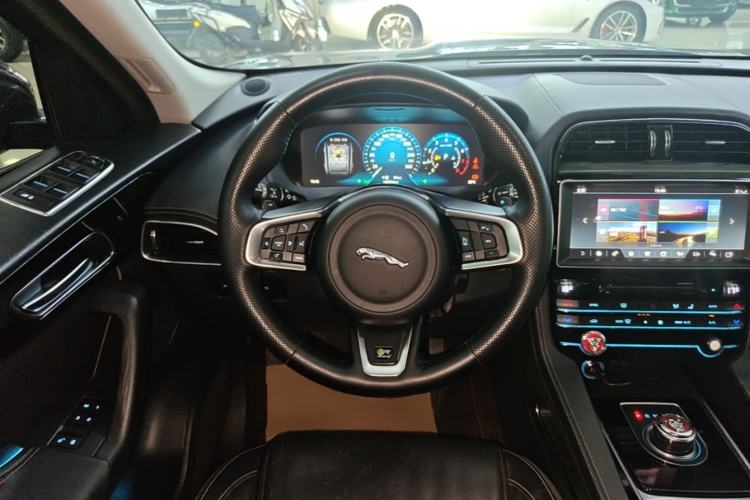 Used Jaguar F-PACE 2016 2.0T Two-Wheel-Drive R-Sport Sport Edition Steering Wheel