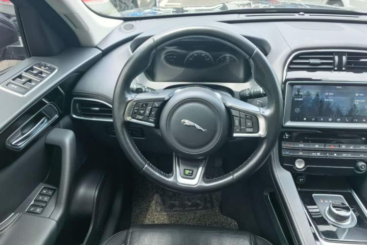 Used Jaguar F-PACE 2016 2.0T Two-Wheel-Drive R-Sport Sport Edition Steering Wheel