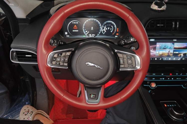 Used Jaguar F-PACE 2016 2.0T Two-Wheel-Drive R-Sport Sport Edition Steering Wheel