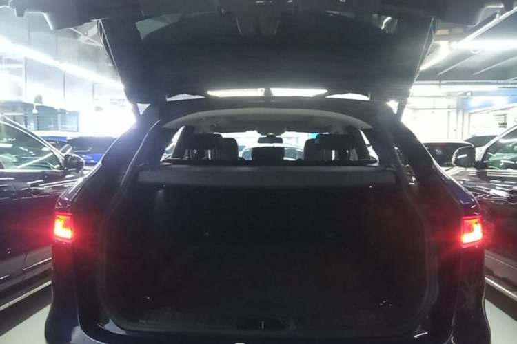 Used Jaguar F-PACE 2016 2.0T Two-Wheel-Drive R-Sport Sport Edition Trunk