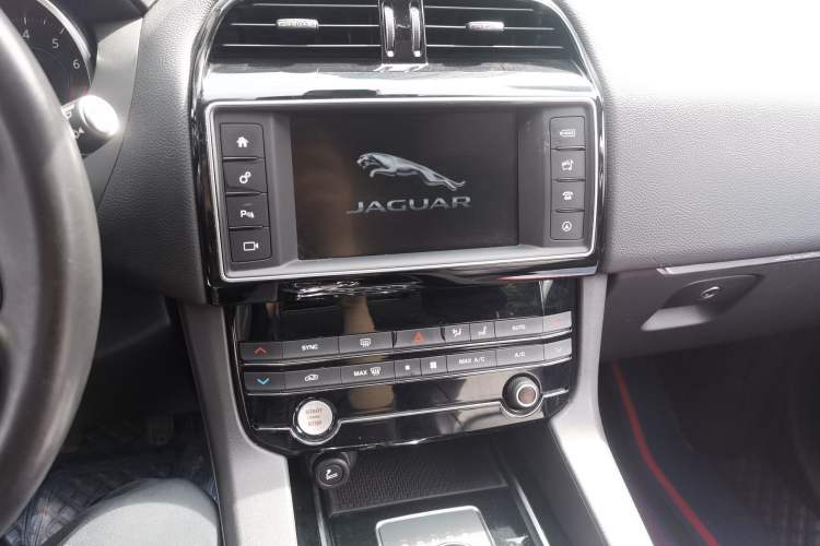 Used Jaguar F-PACE 2016 2.0T Two-Wheel Drive Urban Luxury Edition Audio And AC Panel