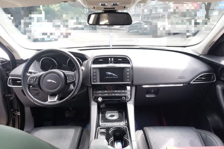 Used Jaguar F-PACE 2016 2.0T Two-Wheel Drive Urban Luxury Edition Center Console