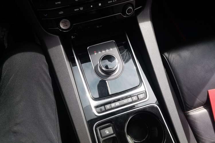 Used Jaguar F-PACE 2016 2.0T Two-Wheel Drive Urban Luxury Edition Gear Lever