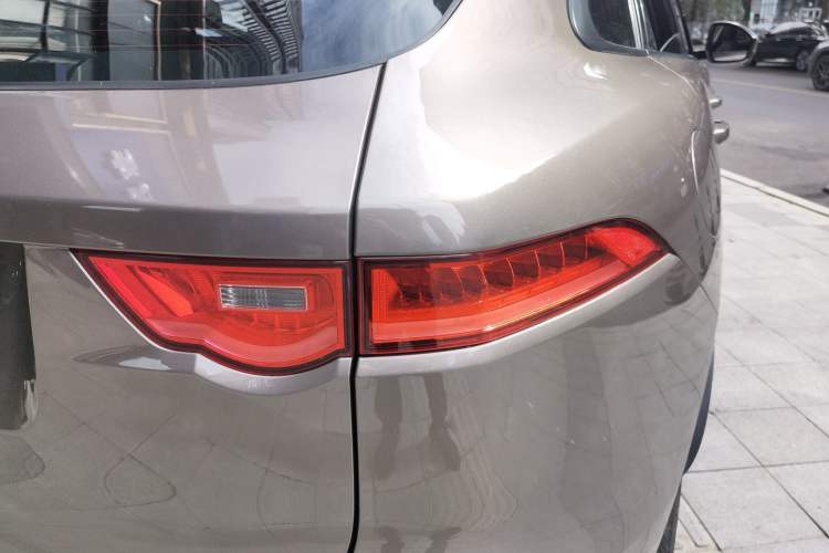Used Jaguar F-PACE 2016 2.0T Two-Wheel Drive Urban Luxury Edition Right Rear Taillight