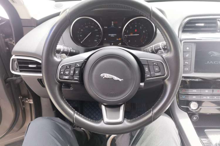 Used Jaguar F-PACE 2016 2.0T Two-Wheel Drive Urban Luxury Edition Steering Wheel