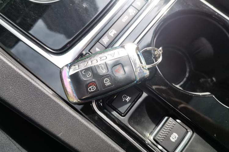 Used Jaguar F-PACE 2016 2.0T Two-Wheel Drive Urban Luxury Edition Vehicle Key